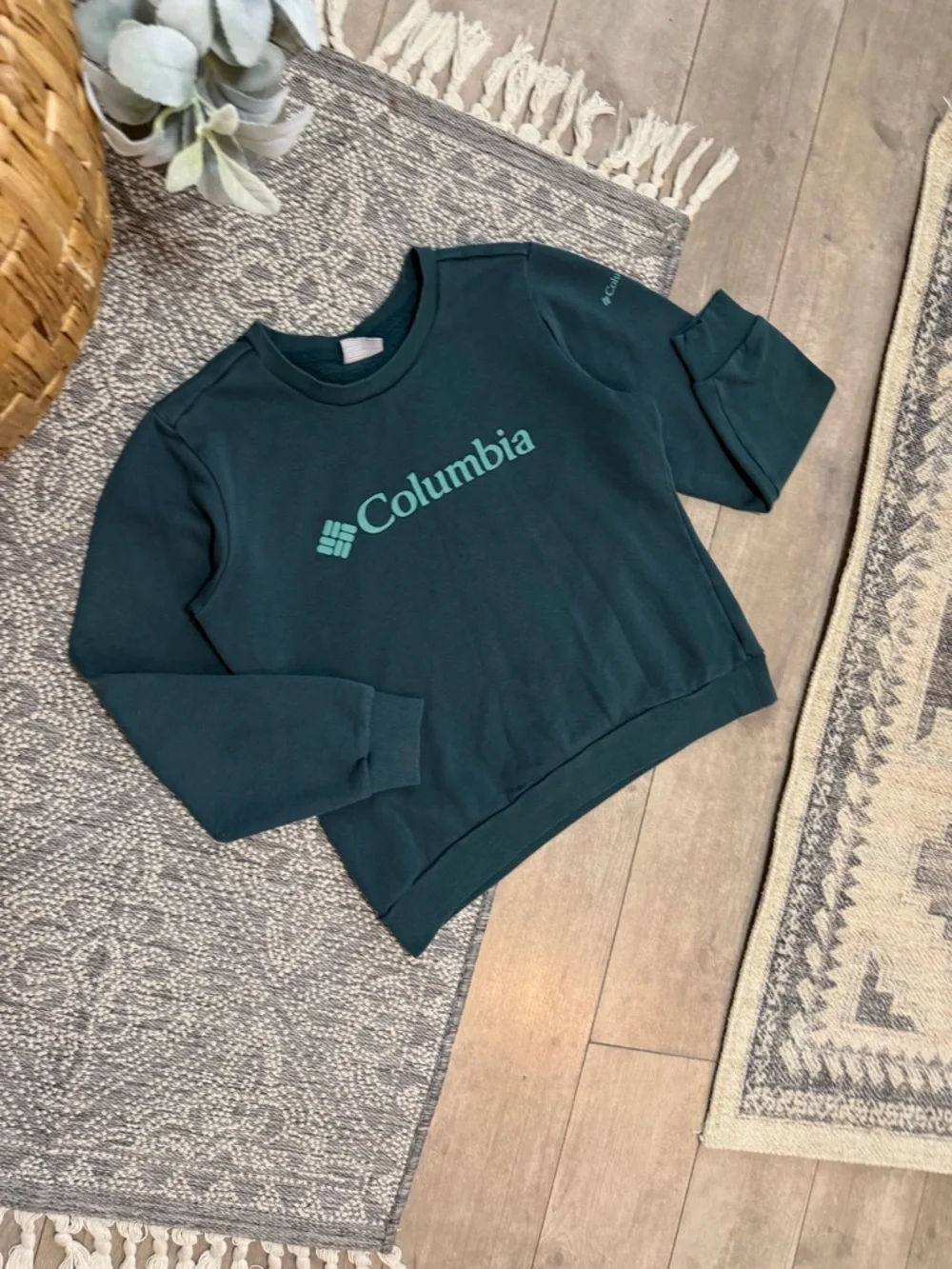 Columbia Tweens Dark Teal Crewneck Sweatshirt with Mint Logo Size Medium Unisex